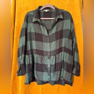 American Eagle Outfitters Green and Black Plaid Button-Down Shirt